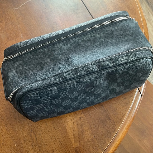 Louis Vuitton - Picture 3 of 5